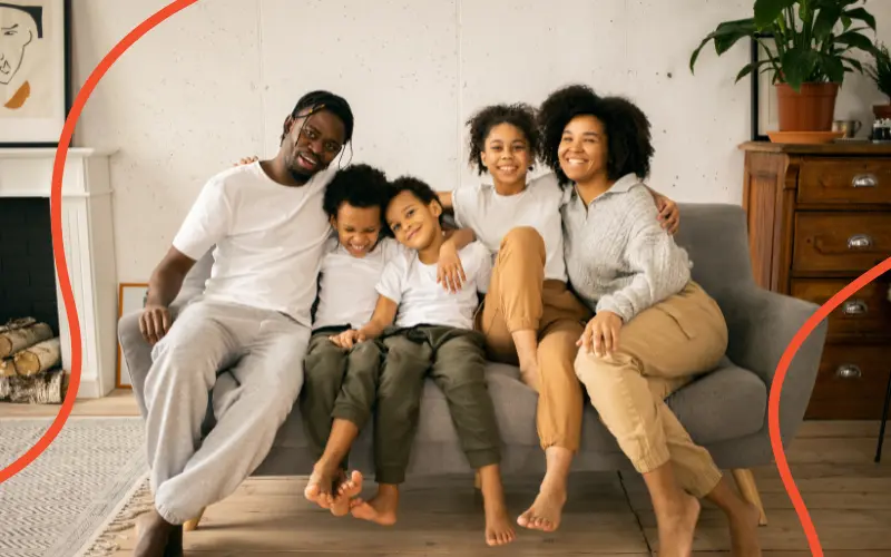 Familie holder om hinanden i sofaen