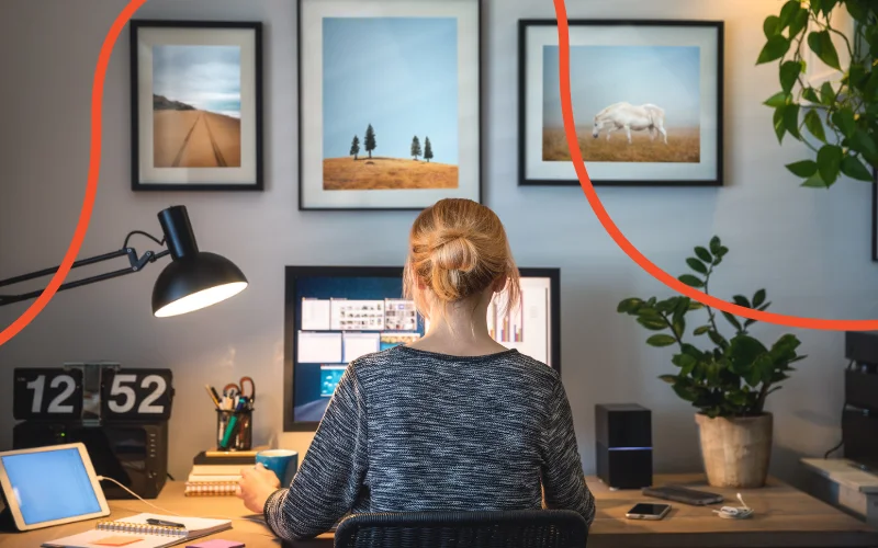Kvinde arbejder hjemmefra