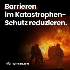 Angestellte der Feuerwehr bekämpfen mit einem Wasserschlauch an einem Feuer. Darüber steht: „Barrieren im Katastrophen-Schutz reduzieren.“