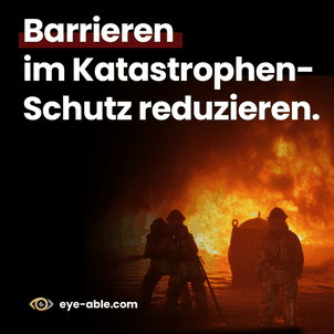 Angestellte der Feuerwehr bekämpfen mit einem Wasserschlauch an einem Feuer. Darüber steht: "Barrieren im Katastrophen-Schutz reduzieren."