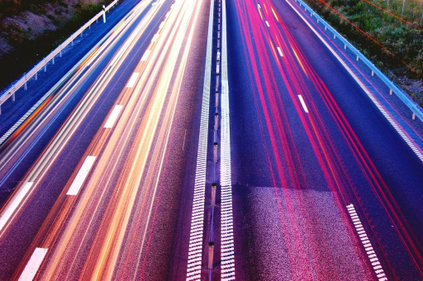 Autobahn mit Lichtstreifen um Geschwindigkeit darzustellen.