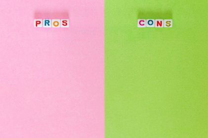 The word "pros" on the left side on rose background and the word "cons" on the right on green background.