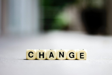 Würfel mit Buchstabe formen das Wort "change".