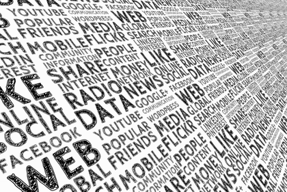 Verschiedene Wörter, die mit sozialen Medien zu tun haben, wie „teilen“, „beliebt“, „YouTube“ und „suchen“.