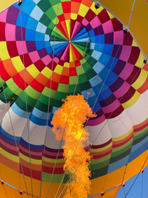 Een heteluchtballon van binnenuit.