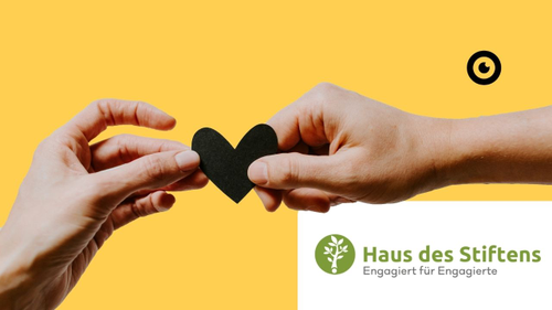 Zwei Hände halten ein schwarzes Herz zusammen. Darunter befindet sich die Signatur: Haus des Stiftens – Engagiert für Engagierte