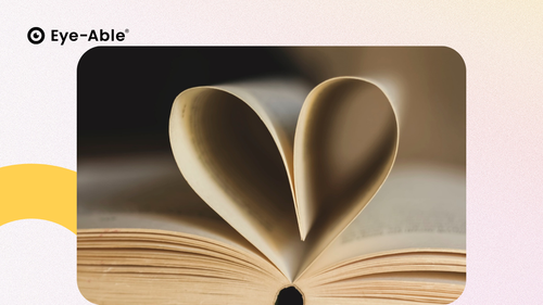 Man sieht ein offenes Buch. Die mittleren Seiten sind umgeknickt und bilden so ein Herz.
