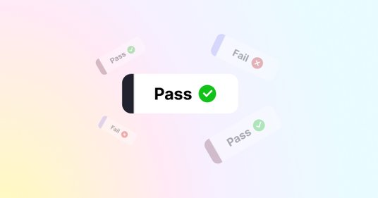 Button mit einem grünen Häkchen in der Mitte, im Hintergrund weitere Button mit "fail" und "pass" im Hintergrund