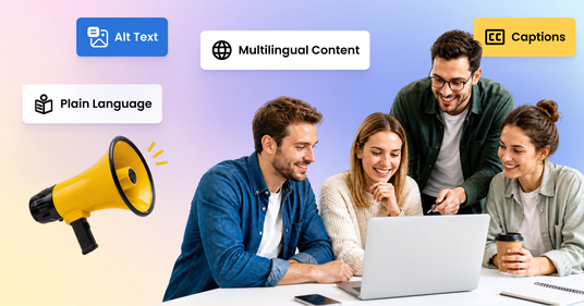 Gruppe mit vier Menschen vor einem Laptop, die sich über inklusives Marketing austauschen