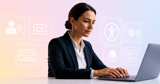 Frau in Businesskleidung am Laptop und Barrierefreiheitssymbolen im Hintergrund
