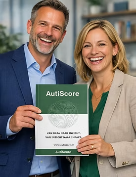 Twee mensen tonen AutiScore-rapport in kantooromgeving