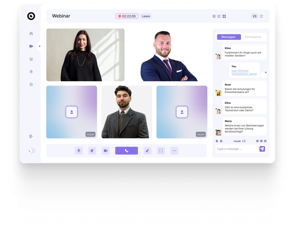 Webinar-Plattform mit fünf Videofenstern, von denen drei Teilnehmer mit eingeschalteter Kamera sichtbar sind. Rechts befindet sich ein Chatbereich mit Fragen zu Funktionen, Schulungen und Barrierefreiheit. Oben rechts ist ein Symbol für Barrierefreiheit zu sehen.