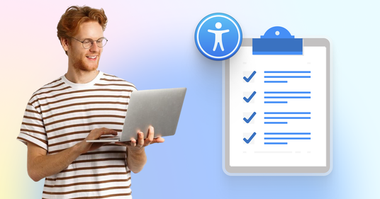 Man met bril en gestreept shirt die een laptop gebruikt. Naast hem staat een illustratie van een checklist op een clipboard met vinkjes en het universele toegankelijkheidssymbool, wat het controleren van digitale toegankelijkheid en naleving van richtlijnen visualiseert.