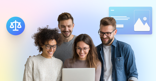 Vier collega’s met verschillende achtergronden kijken samen glimlachend naar een laptop. Op de achtergrond staan pictogrammen van een weegschaal en een webinterface, wat samenwerking rond digitale toegankelijkheid, content en wettelijke naleving visualiseert.