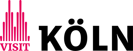 Logo der KölnTourismus-Gesellschaft. Der Text lautet „Visit Köln“. Das englische Wort „visit“ steht unter einem Gebäudequerschnitt.