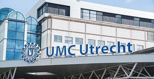Gevel van het UMC Utrecht-gebouw met het logo en de naam “UMC Utrecht” duidelijk zichtbaar aan de buitenkant van het ziekenhuis.