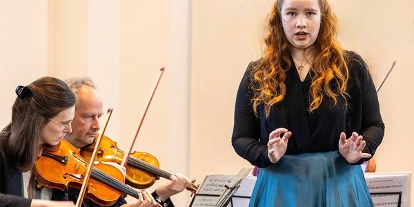 Ensemble Sequenza posing outside with their instruments
