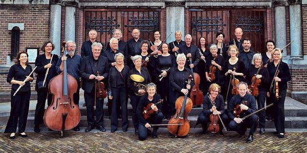 Ensemble Sequenza posing outside with their instruments