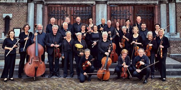 Ensemble Sequenza posing outside with their instruments