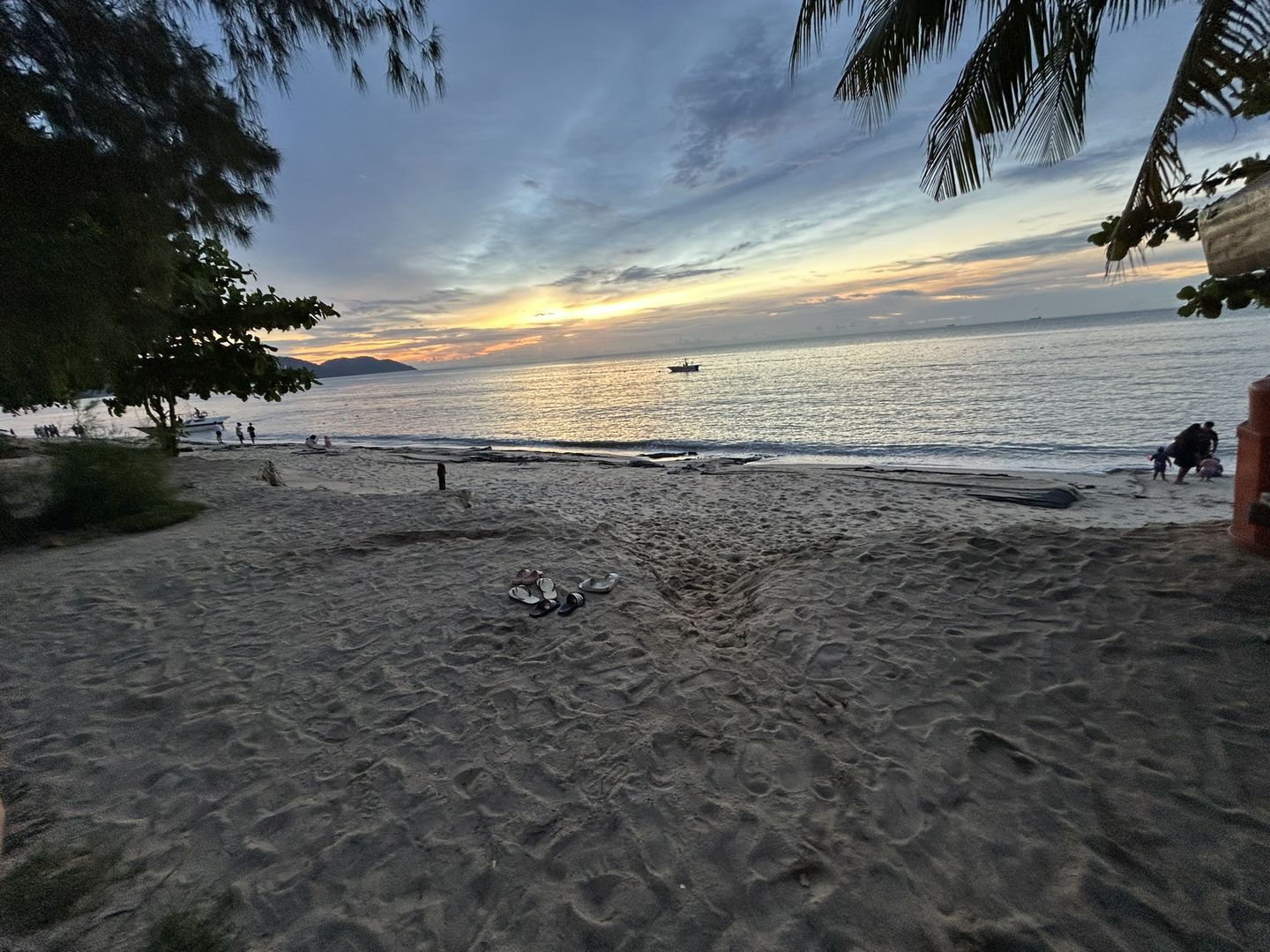 Ein Bild von einem Strand bei Sonnenuntergang, impliziert Offseason