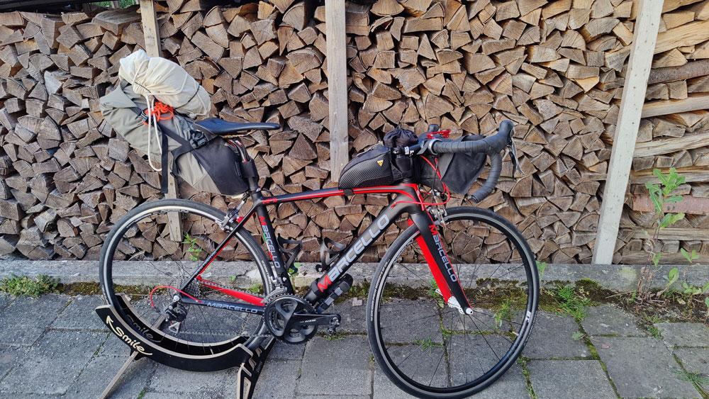 Bepacktes Fahrrad für eine Bikepacking Tour.