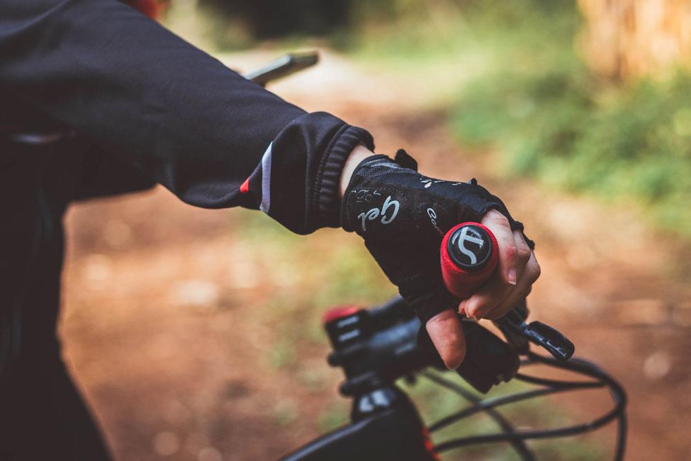 Fingerlose Handschuhe beim Radfahren