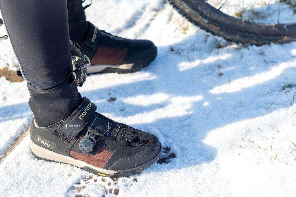 Winterfahrradschuhe auf Schnee