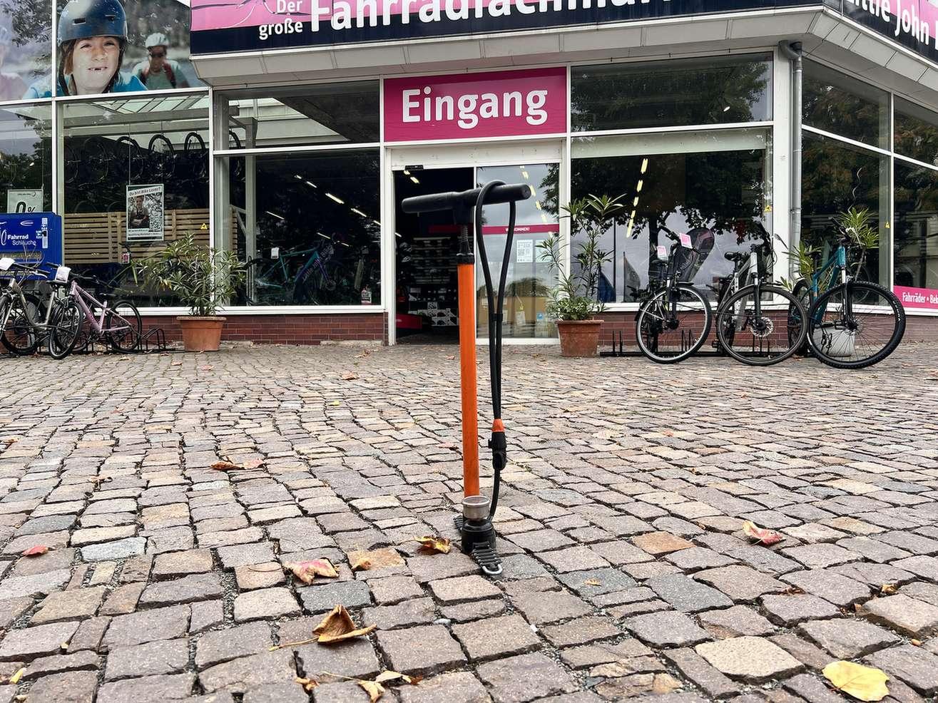 Fahrradpumpe vor einer Little John Bikes Filiale