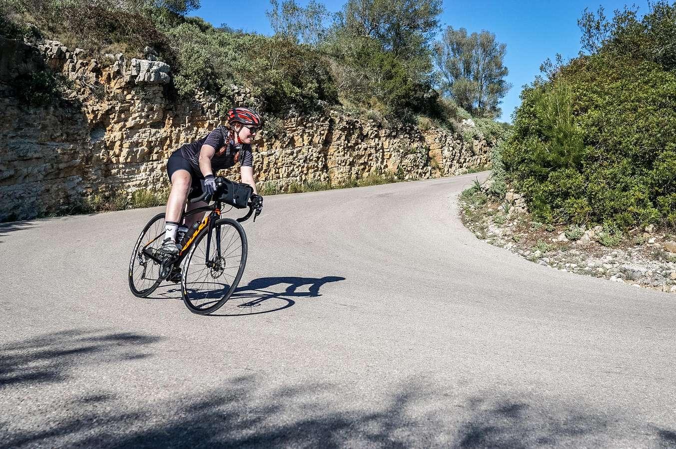 Rennradfahrerin auf Mallorca im Frühling
