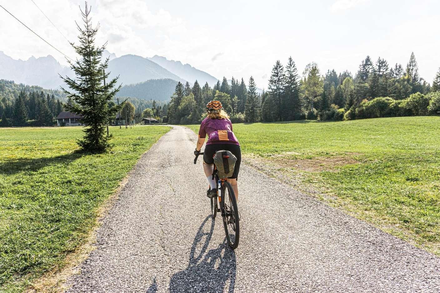 Mit dem Gravelbike auf einer Bikepacking Tour in den Bergen.