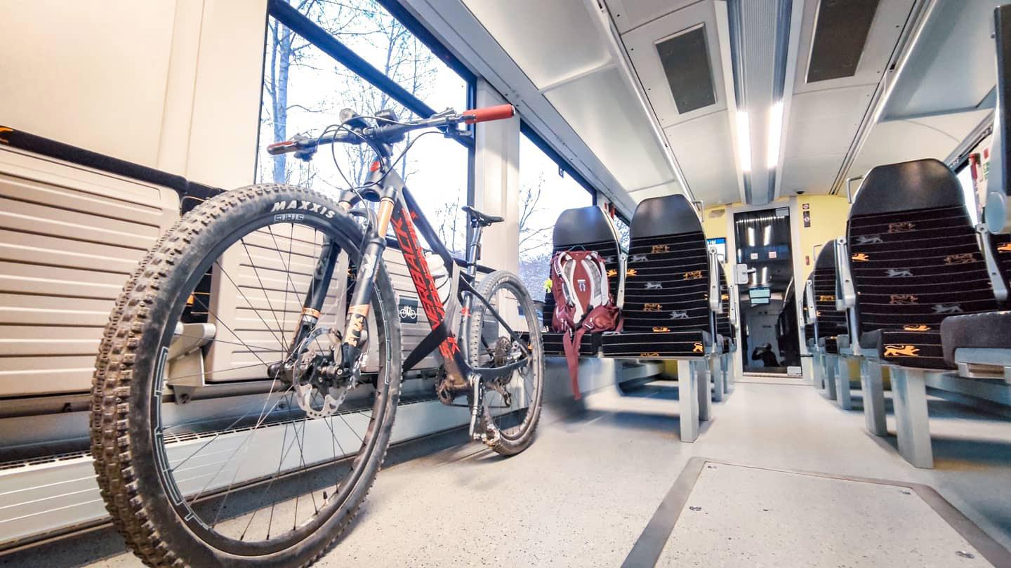 Mountainbike in der Bahn - angeschnallt.