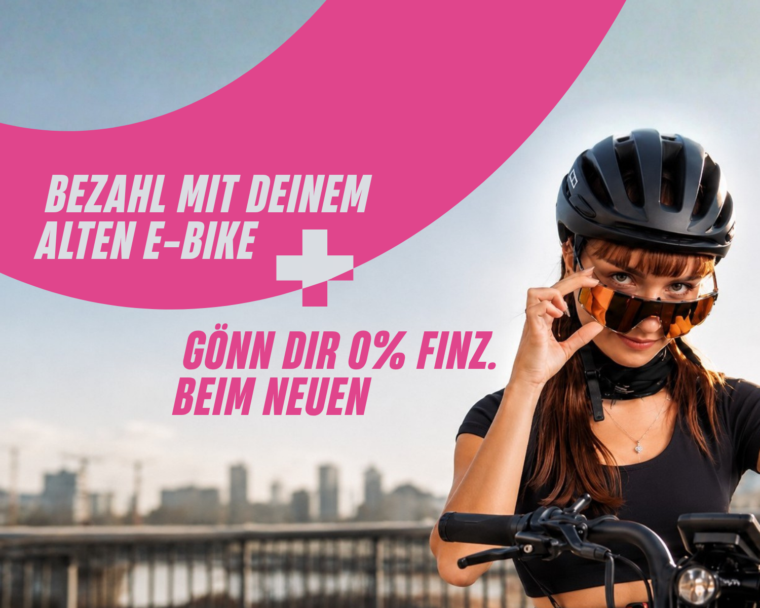 Frau mit Fahrradhelm am E-Bike, zieht ihre Fahrradbrille zur Nasenspitze, Text: „Bezahl mit deinem alten E-Bike – gönn dir 0 % Finzanzierung beim neuen E-Bike