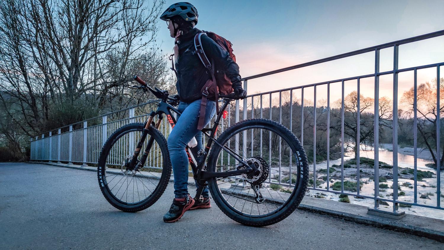 In der Morgensonne mit dem Fahrrad auf dem Arbeitsweg.