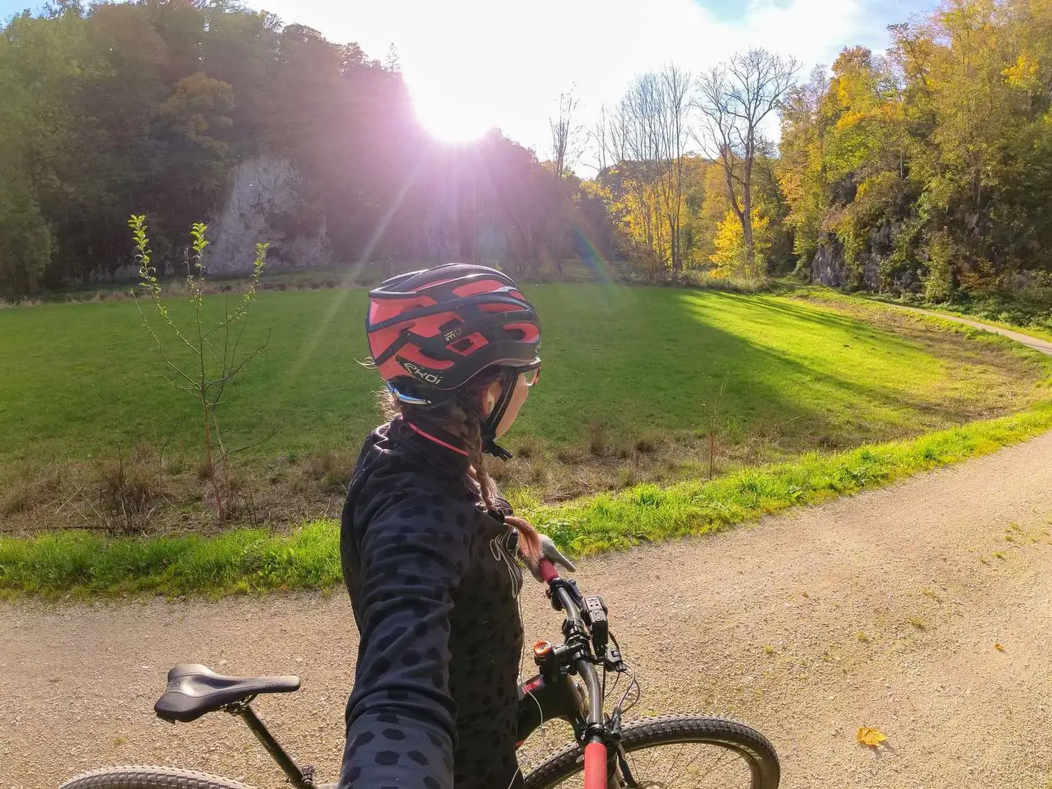 Radfahrerin mit einem SQlab Sattel im Herbst