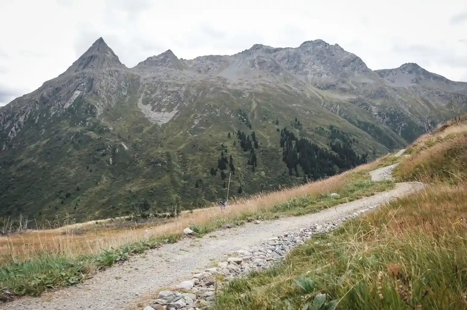 Landschaft von Ischgl - im Vordergrund ein Trail, im Hintergrund Berge.