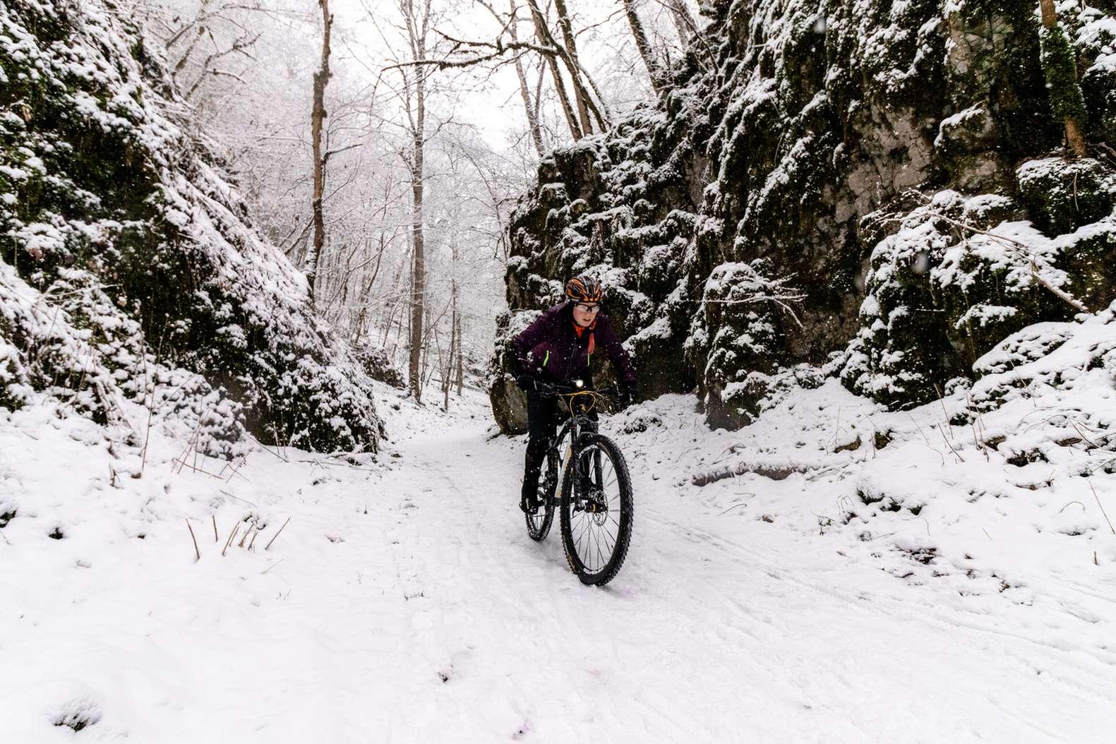 Mit dem Mountainbike im Winter über Schnee fahren