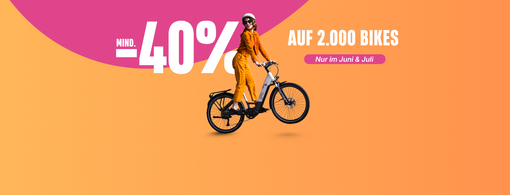 Eine Frau auf einem Fahrrad mit Helm, lächelnd, vor orangefarbenem Hintergrund; Aktion: 40 % Rabatt auf 2.000 Fahrräder, nur im Juni und Juli.