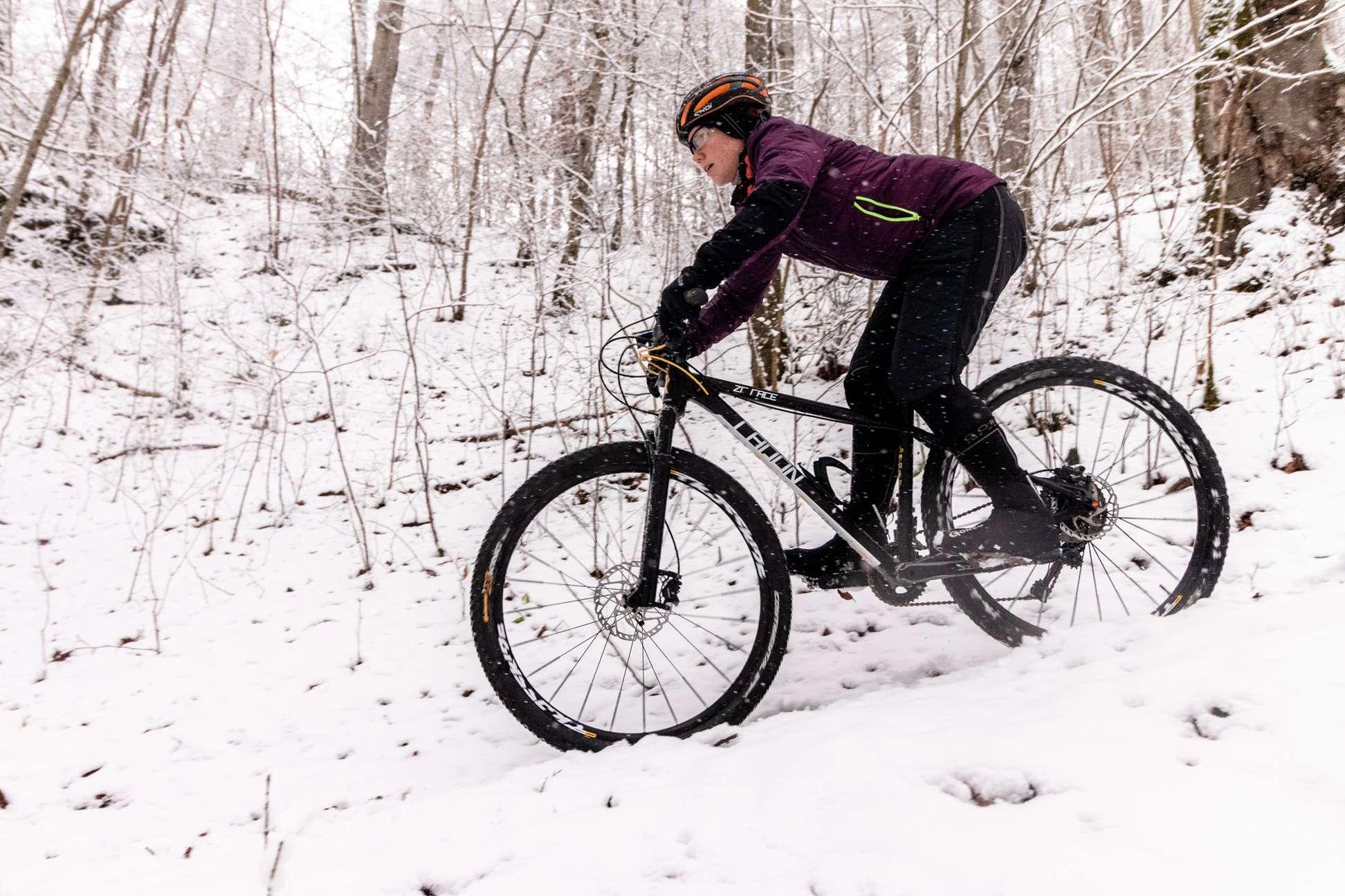 Mit dem Mountainbike in einer Schneelandschaft fahren