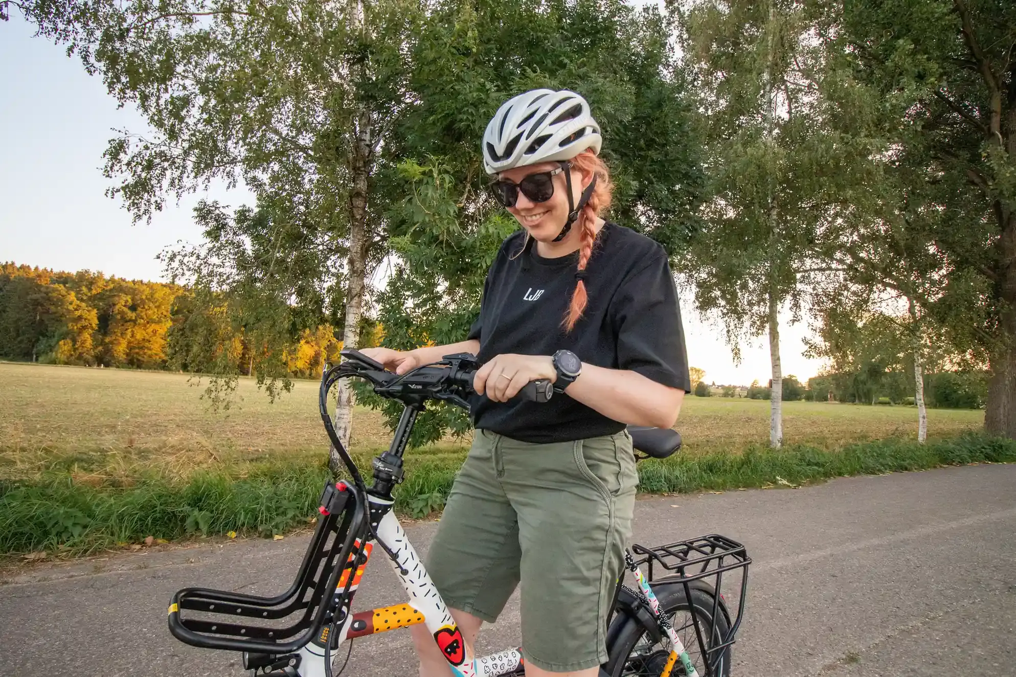 Radfahrerin bedient den E-Antrieb eines Kompaktrades