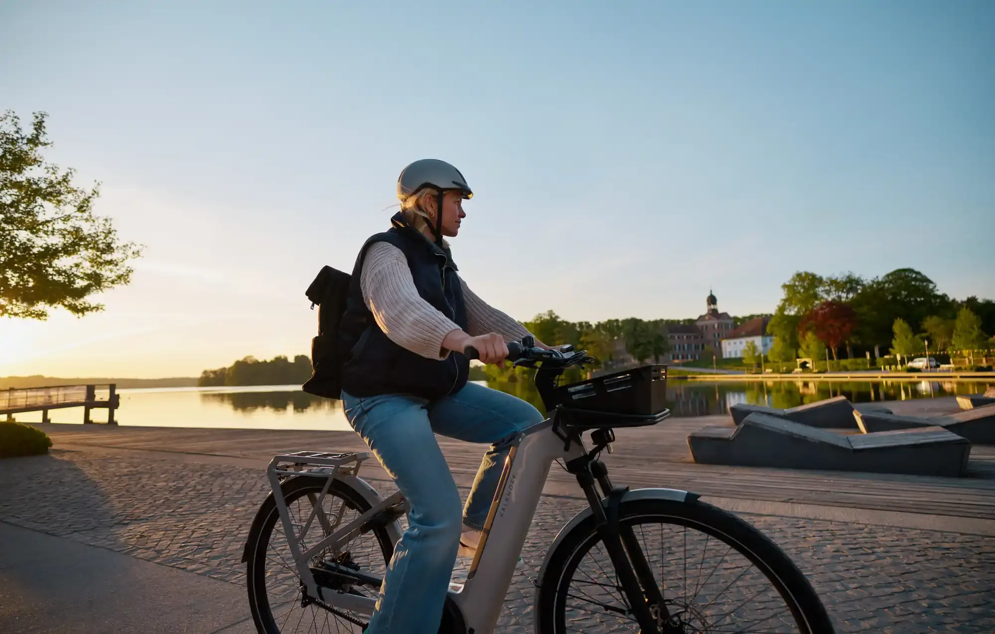 Frau auf dem Weg zur Arbeit mit ihrem geleasten Fahrrad.