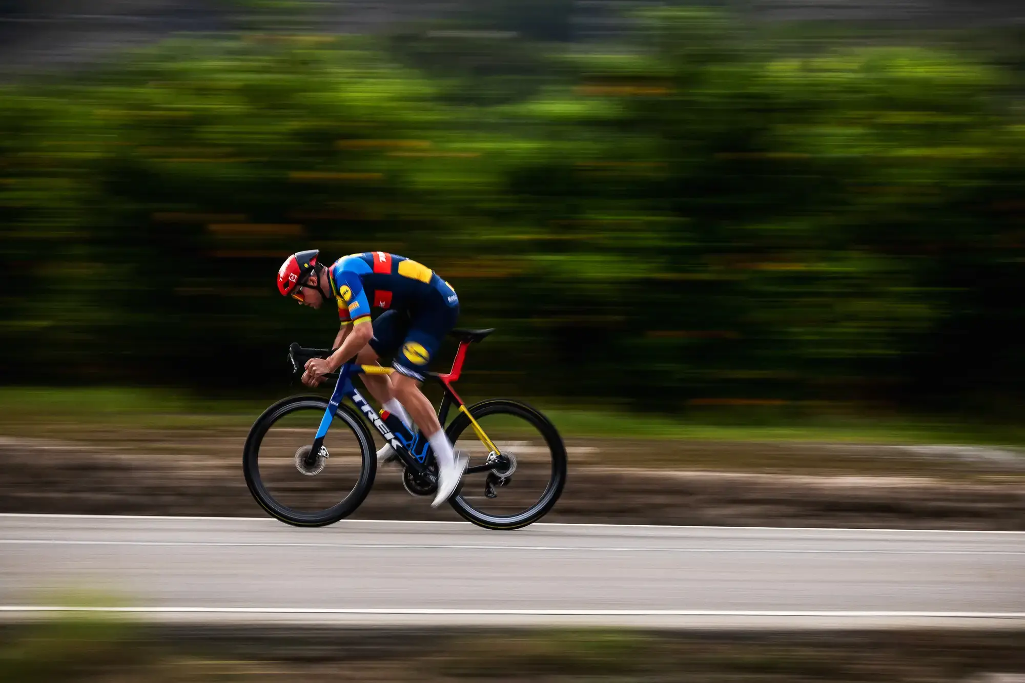 Ein Rennradfahrer aus dem Trek Team beim Zeitfahren.