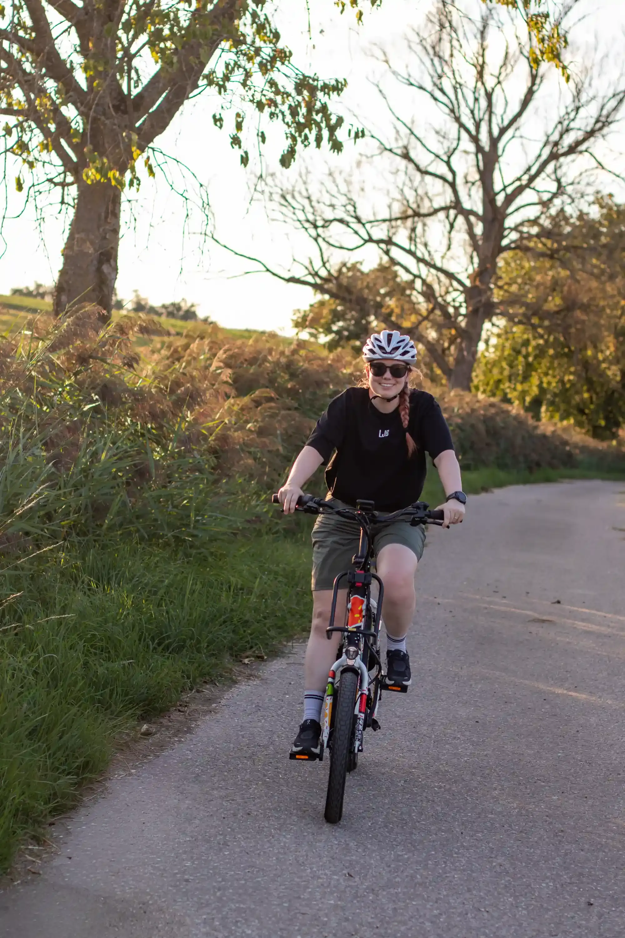 Radfahrerin in auf einem Kompaktrad