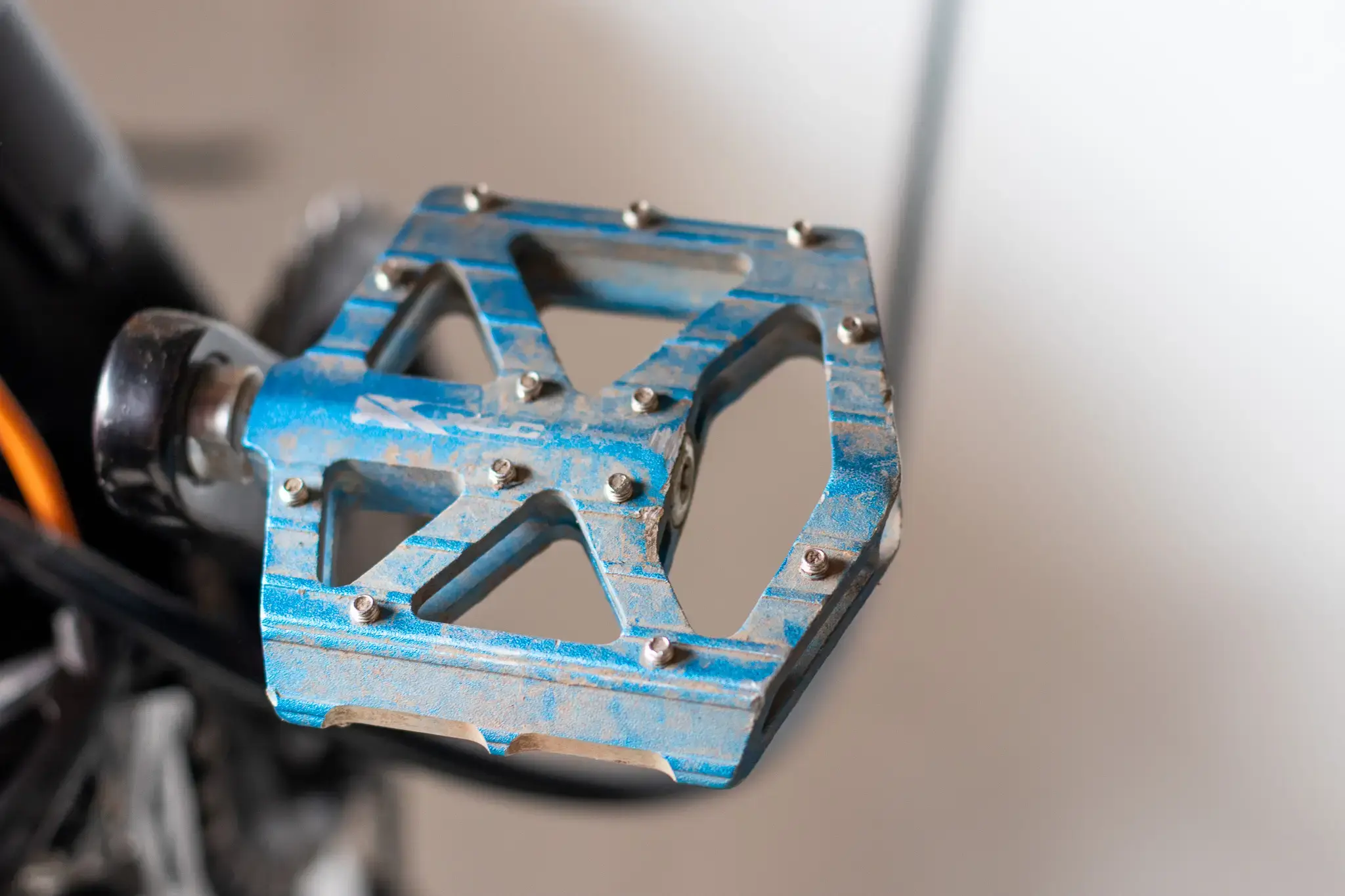 Detailaufnahme blaue Flatpedals am Fahrrad