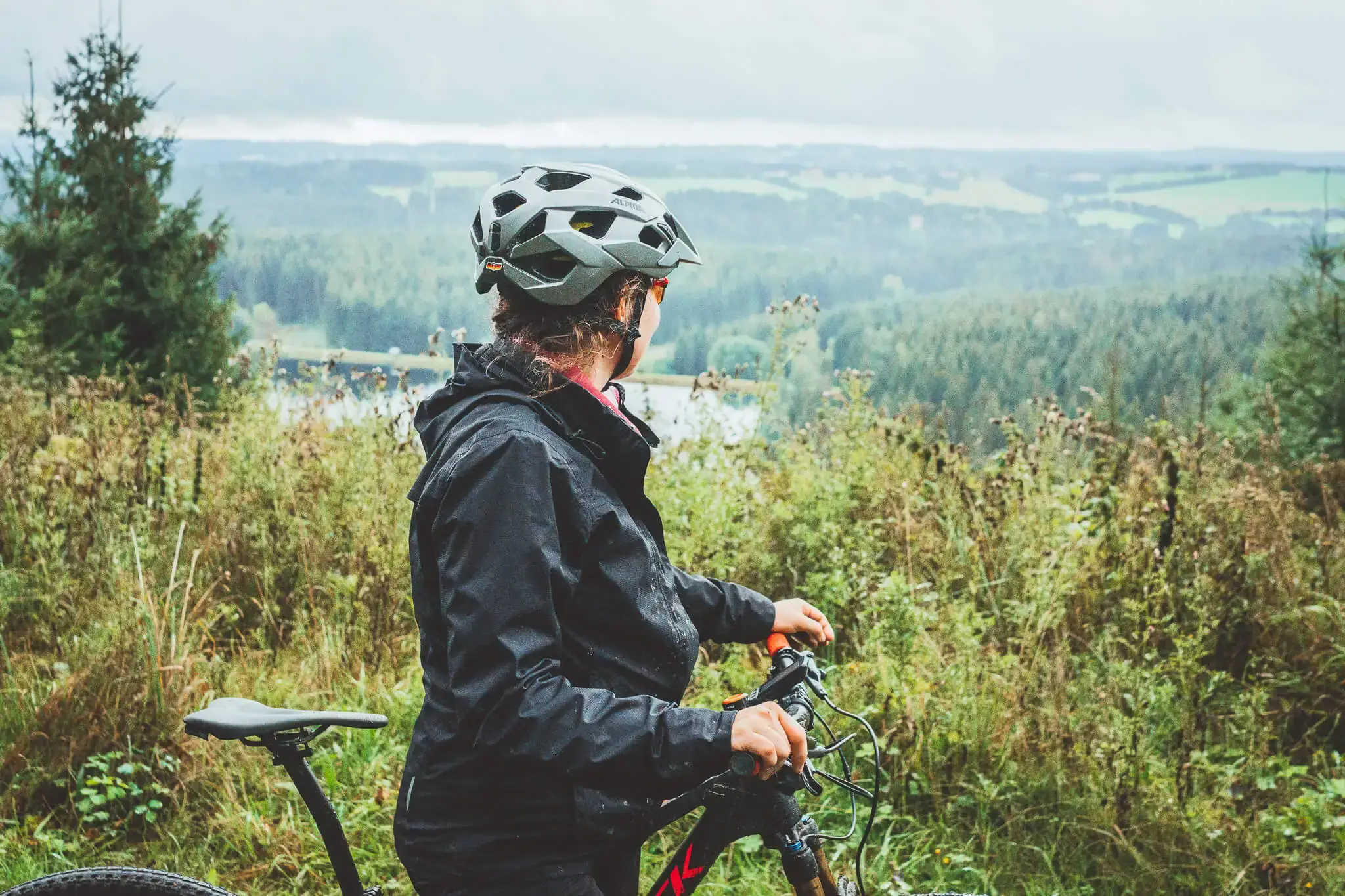Radfahrerin bei regnerischem Wetter im Harz.