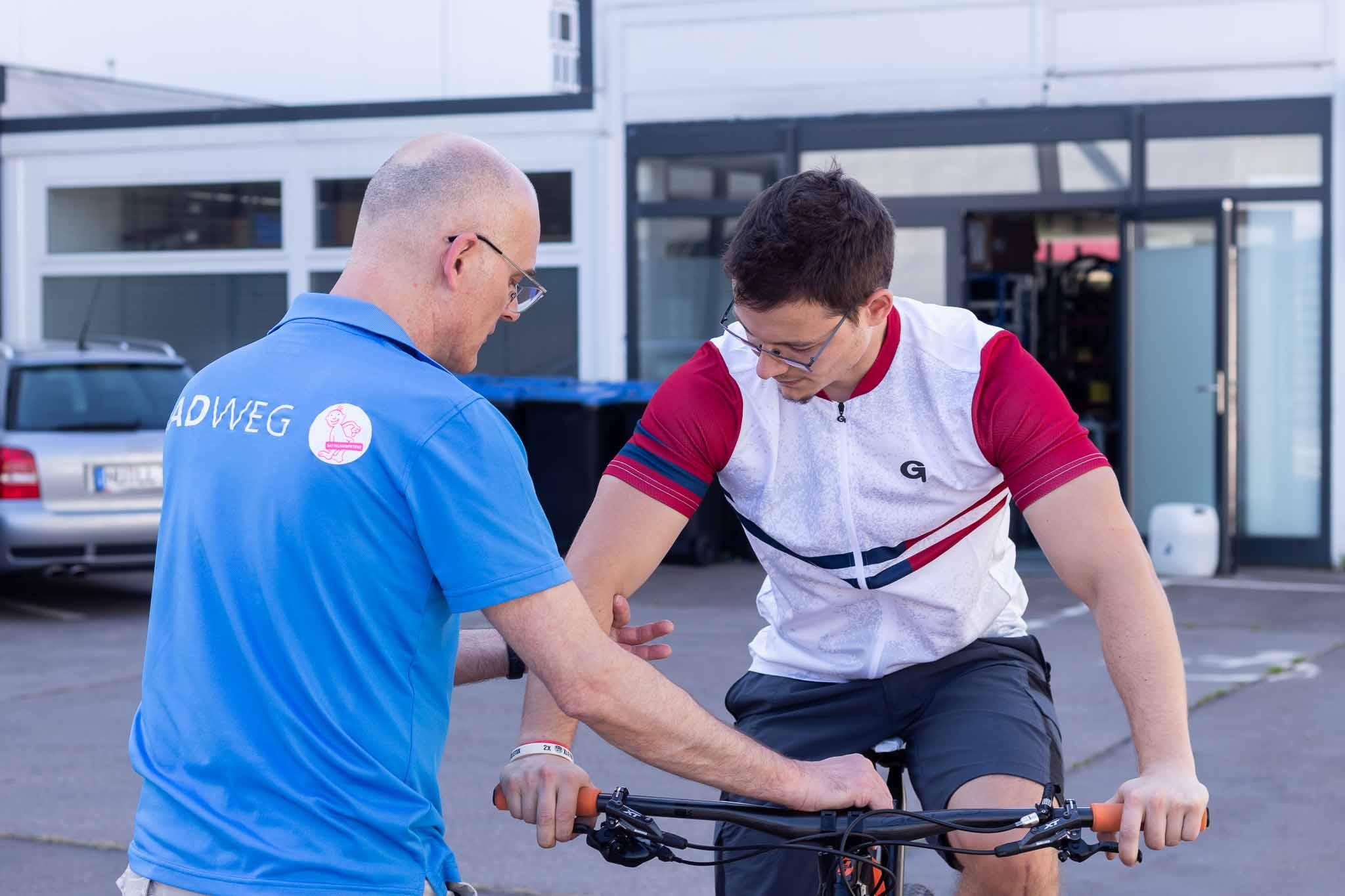Bikefitting: Zu gestreckte Arme führen zu Nackenschmerzen