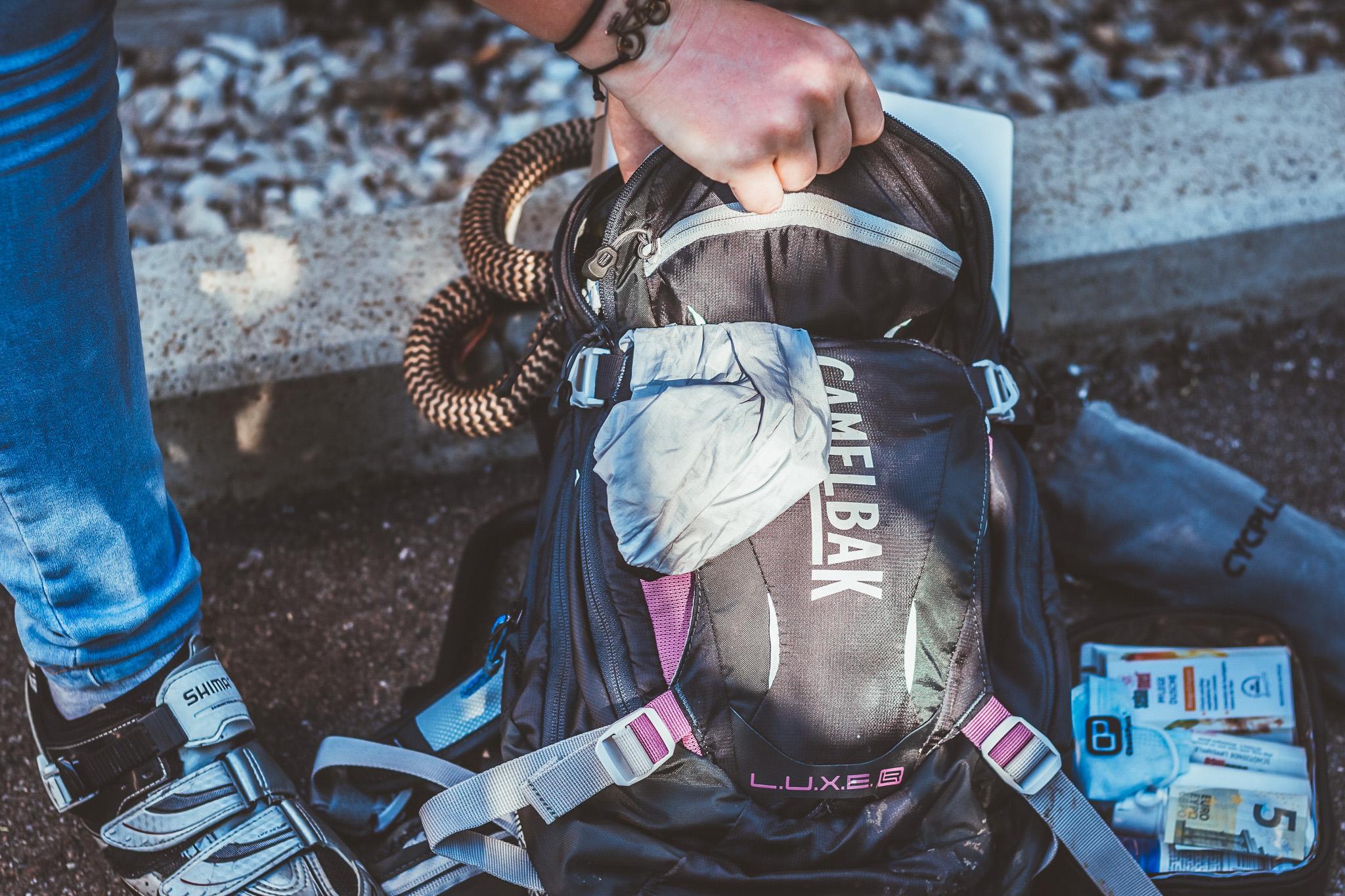 Rucksack wird gepackt mit dem Einkauf.