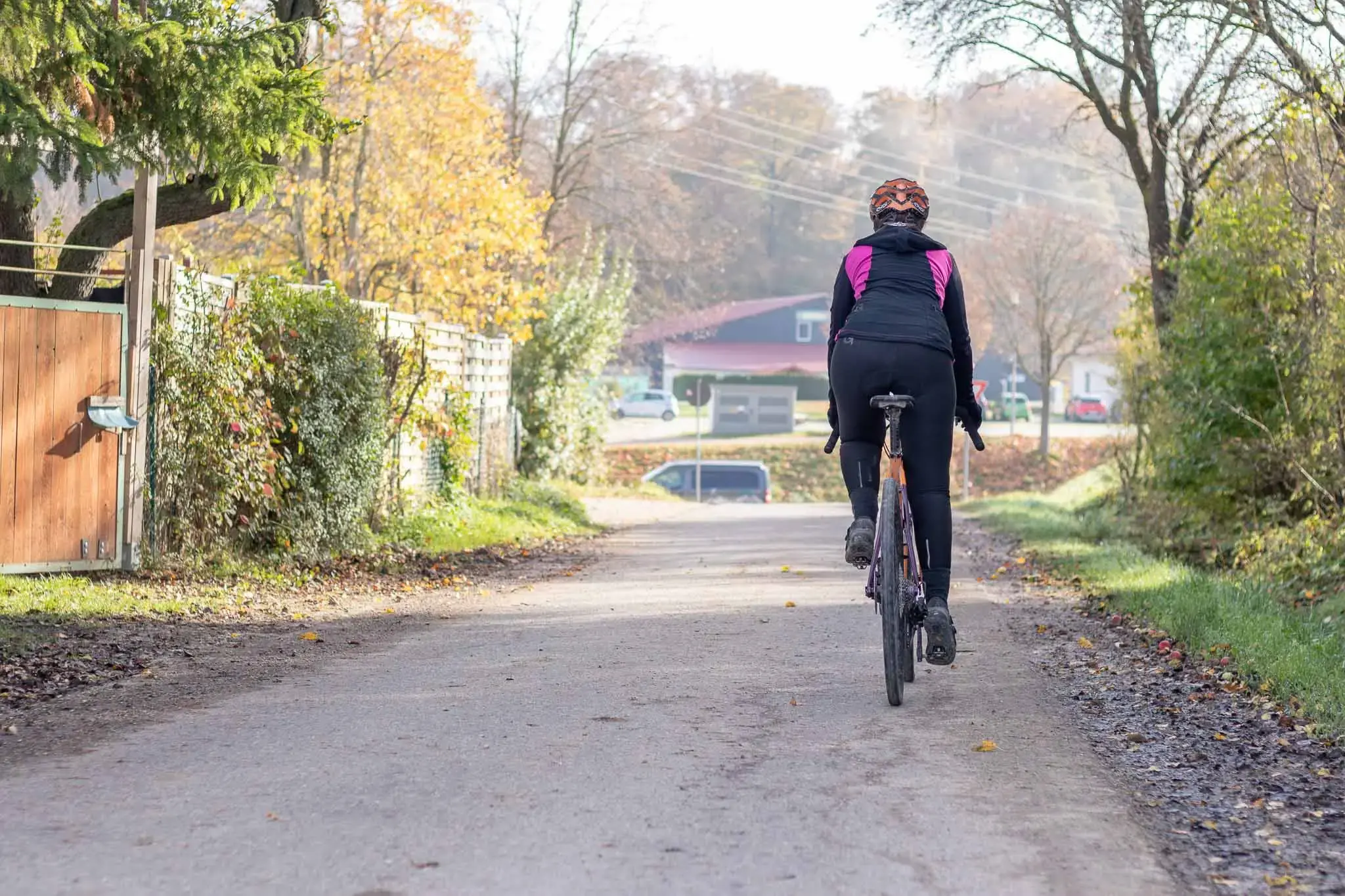 Gravelbikerin mit Klickpedalen auf dem Fahrrad