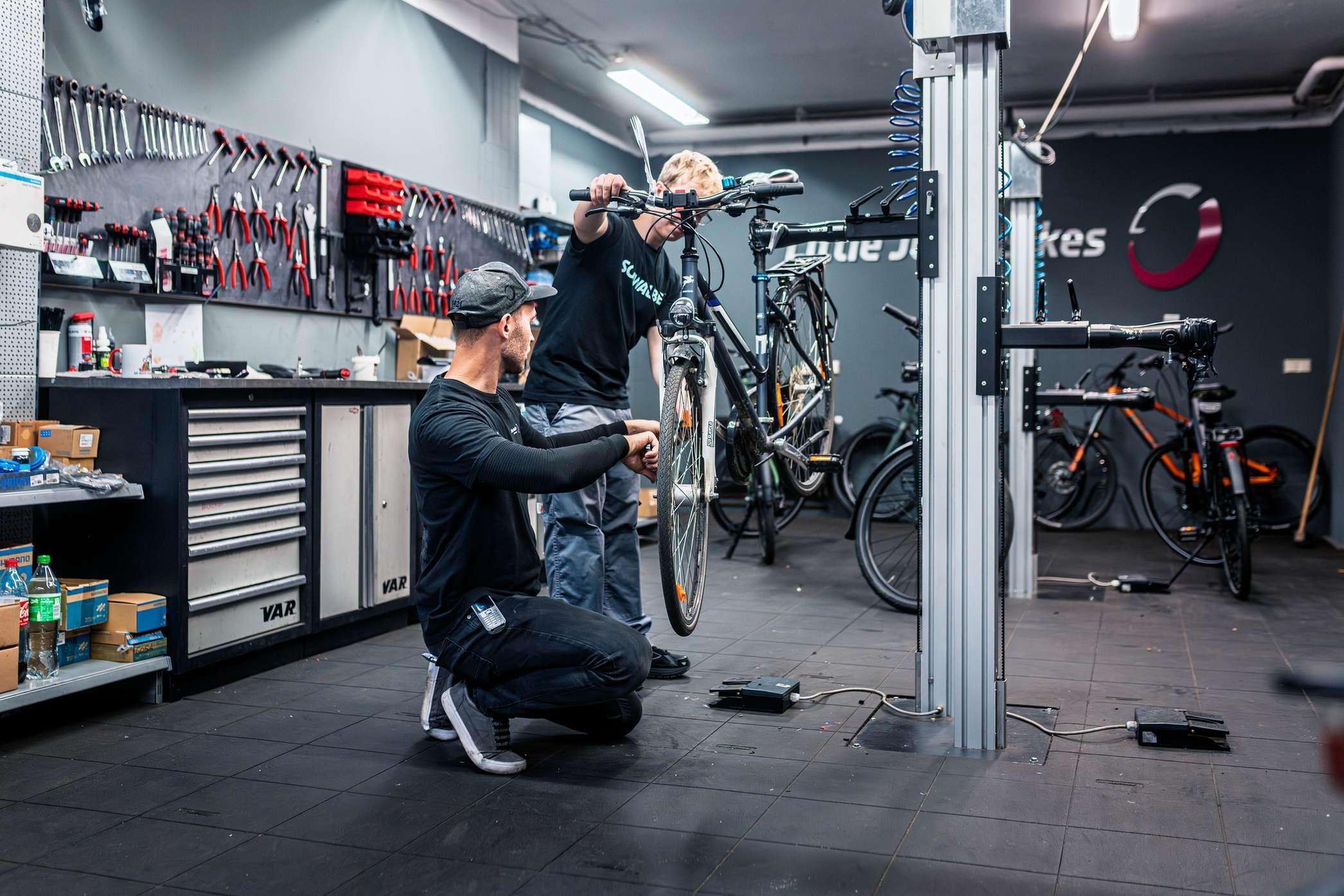 2 Mechaniker in einer Little John Bikes Filiale