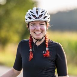 Ein Portrait von Lisa Augustin im Fahrradtrikot - Fahrradbloggerin, Radfahrerin und Genussbikerin.
