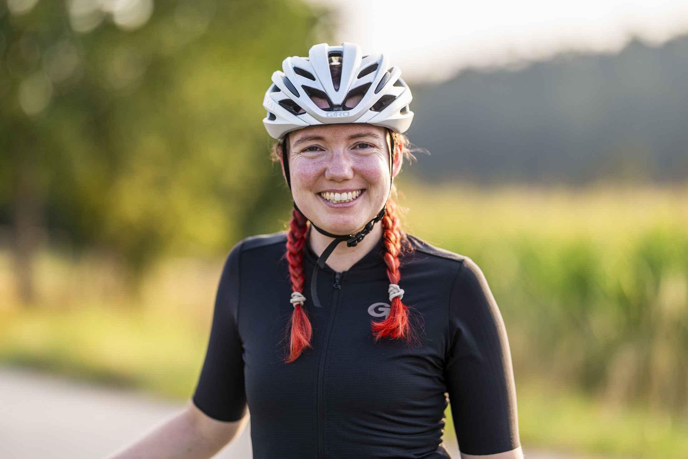 Ein Portrait von Lisa Augustin im Fahrradtrikot - Fahrradbloggerin, Radfahrerin und Genussbikerin.